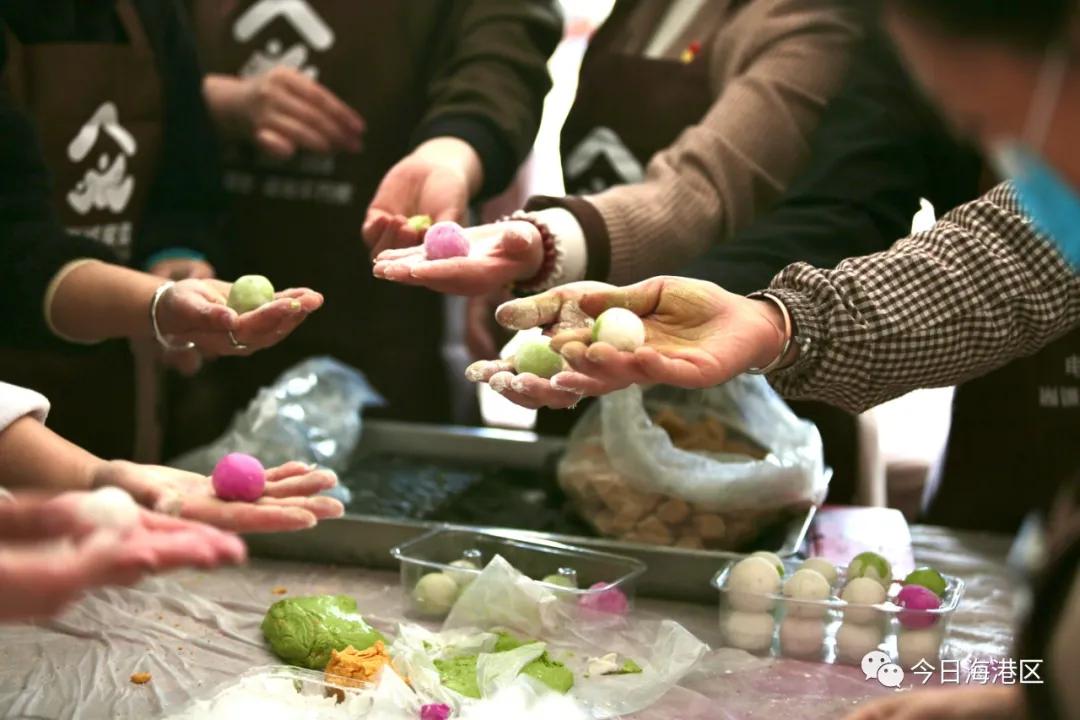 中秋节月圆之时家人团聚吃月饼,月圆人团圆不用等待的团聚更美味