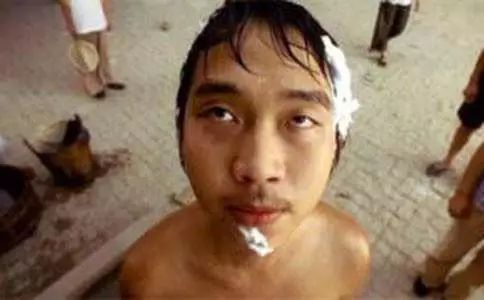 长得不美又没名气，她怎么就成了新任“星女郎”？