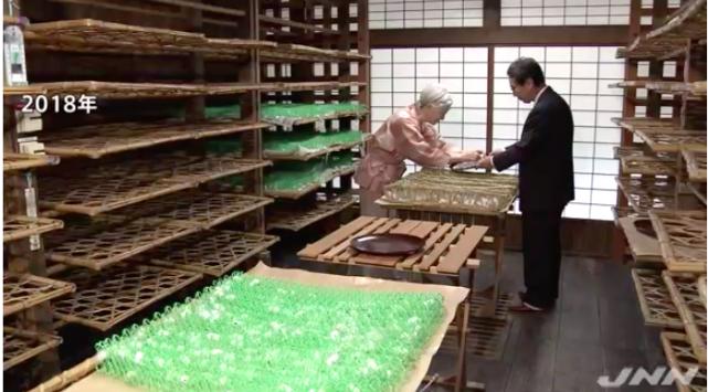 56岁雅子皇后穿杏色套装亮相,珍珠项链贵气,接管皇室养蚕事宜