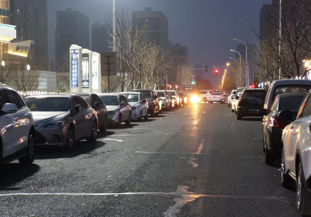 别再黑北湖没人了，停车位都找不着