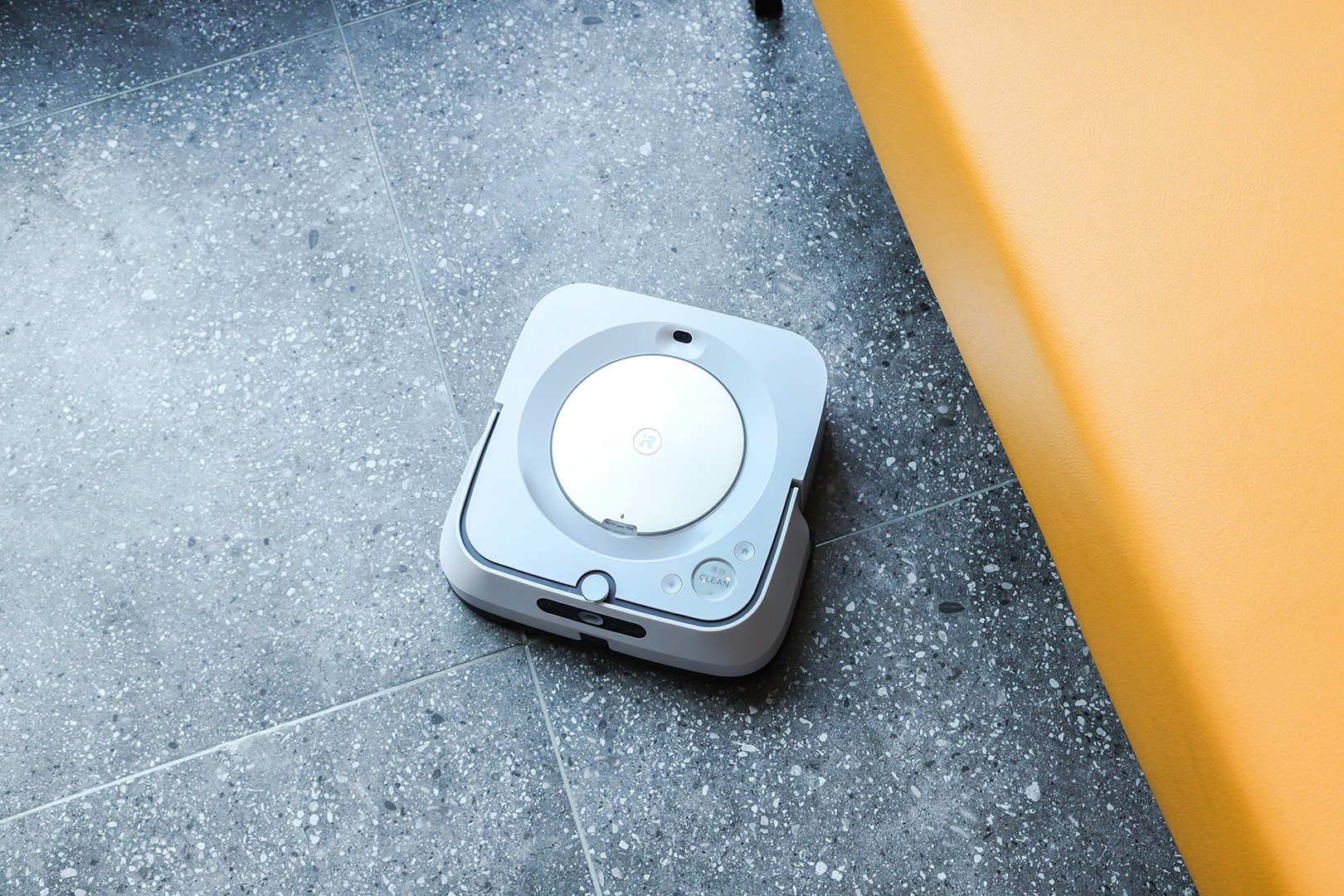 自带眼睛还有嘴，喷水式擦地机器人效果实测