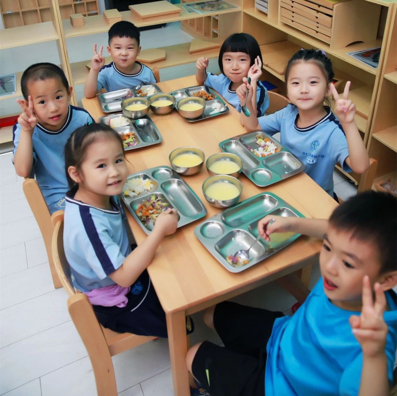 吃饭看出有教养和没教养,吃饭看手机是没有教养的表现么