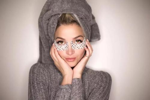 相宜本草紧致眼霜适合50岁女人用,眼霜化妆品测评