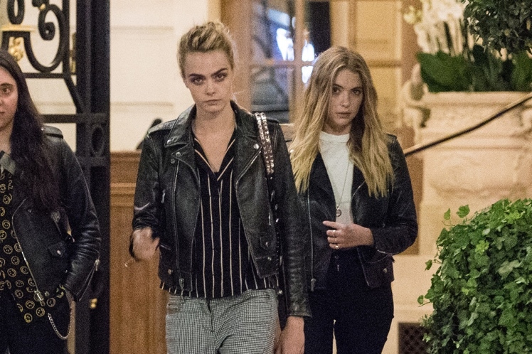 甜！英国贵族超模爱上美国女演员，机场热吻，狂撒狗粮