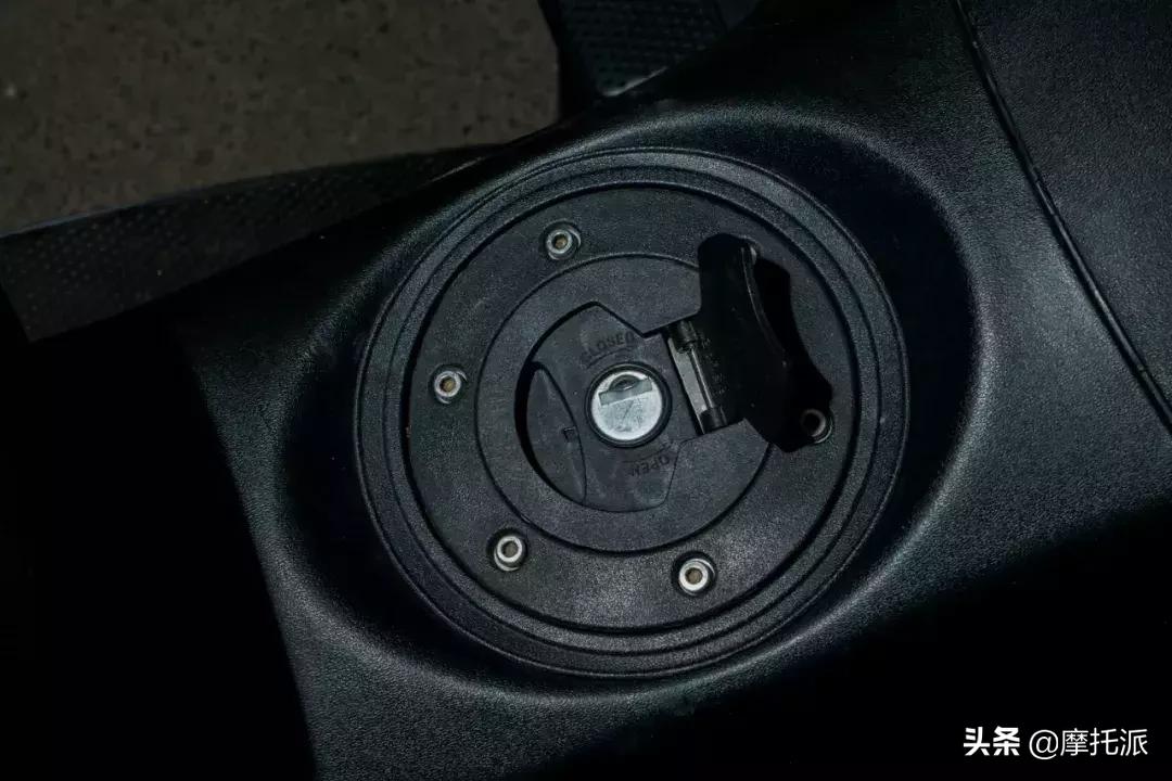 这是一辆让人爱恨交加的大踏板，阿普利亚SRMAX300综合测评-上