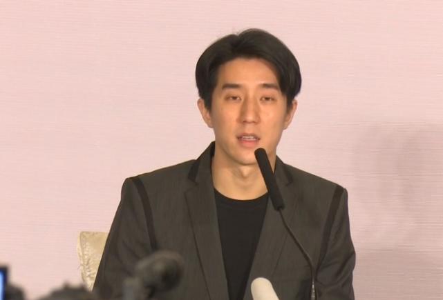 成龙儿子房祖名近况曝光，抽雪茄开豪车，下半年已有全新演艺计划