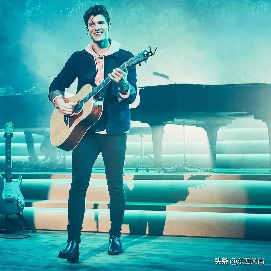 萌德确认了CK最新代言人的身份，网友呼吁裤子必须穿好！