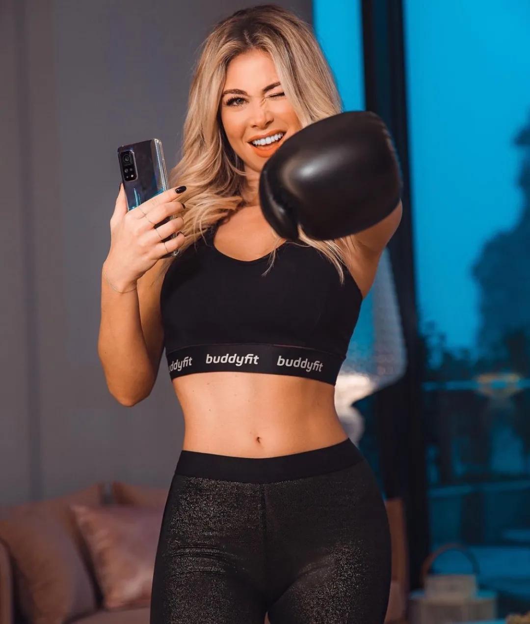 意大利宅男女神!36D好身材,700万粉丝被她撩疯了