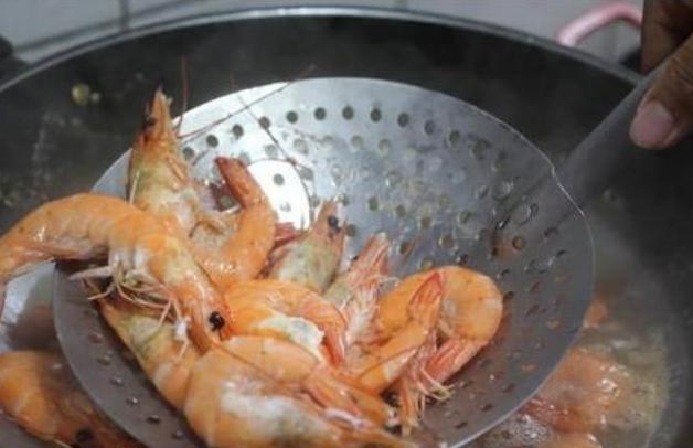 为什么虾焯水后肉质不好,做出来的虾尾有腥味怎么补救