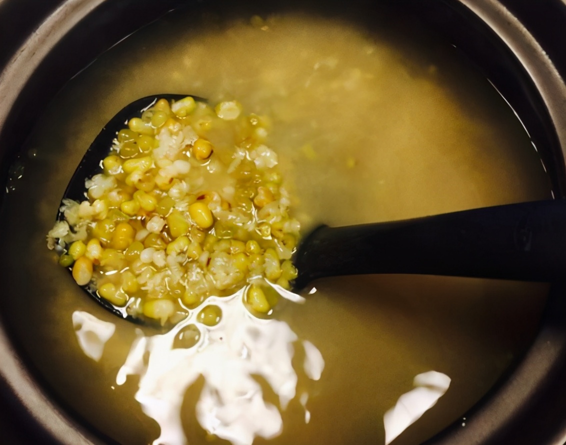 煮绿豆汤怎么不溢,煮绿豆汤怎么防止变红