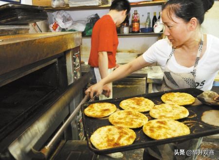 再爆“烧饼西施”，烧饼摊月入3万？小吃摊“一本万利”的背后