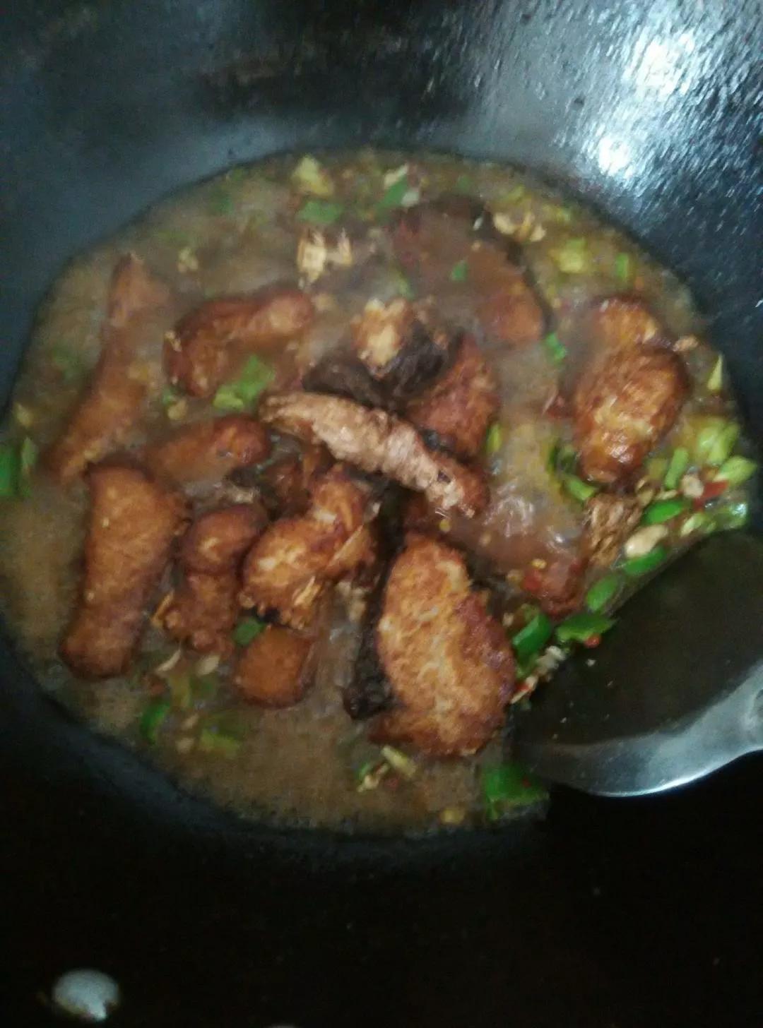 大锅菜之红烧鱼,加配菜的红烧鱼