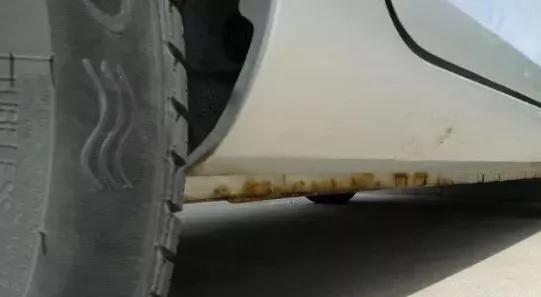 白车漆面有锈点什么原因,白车漆面有黄点是怎么回事