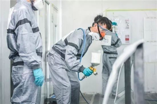 宝马喷漆喷成铝合金,宝马喷漆到4s店有必要吗