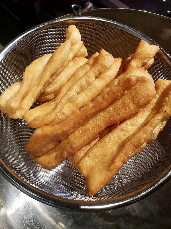 用油条添加剂炸油条教程和配方,油条蓬松酥脆配方