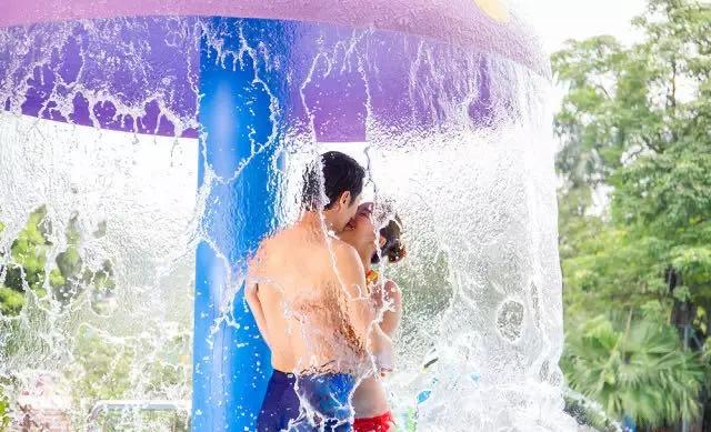 今夕有你丨99元双人票限时抢！免费写真、缘分墙、潮人趴…七夕来狂欢水世界占领你的主场