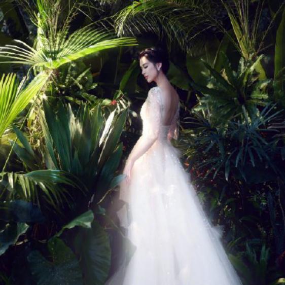 乘风破浪的姐姐黄圣依礼服 (黄圣依深v礼服走红毯完整版)