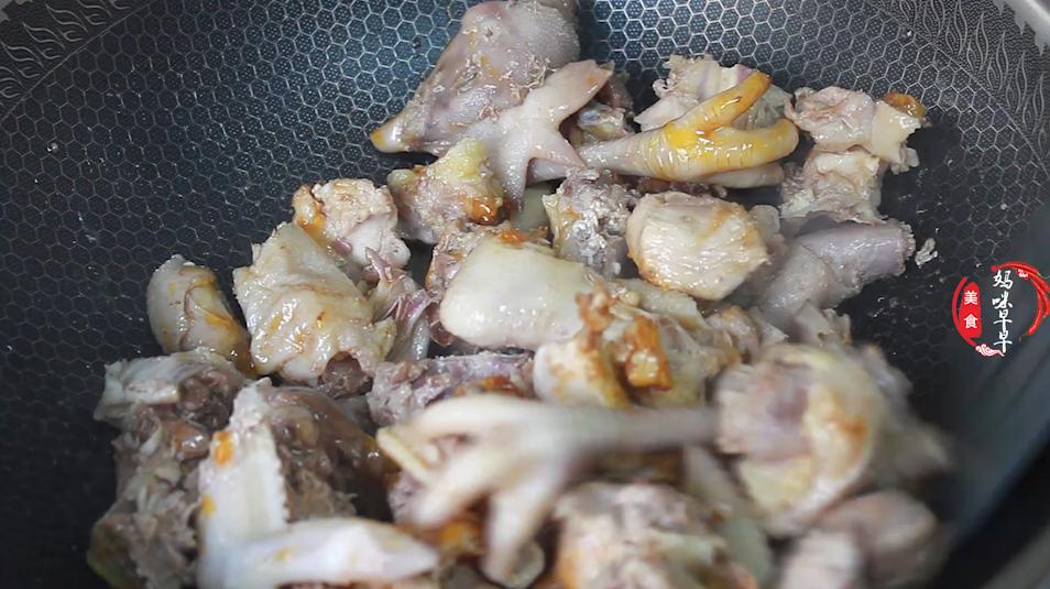 炒鸡肉要拿什么配菜混合才好吃呢,过年宴客鸡肉可以这样炒鲜香入味