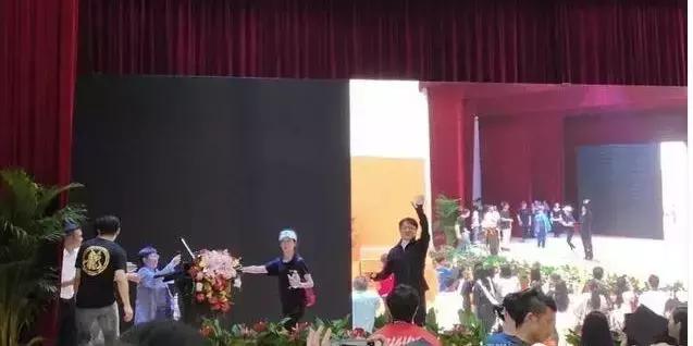 成龙院长参加了我的毕业礼，他说这么多年唯一遗憾的事是……