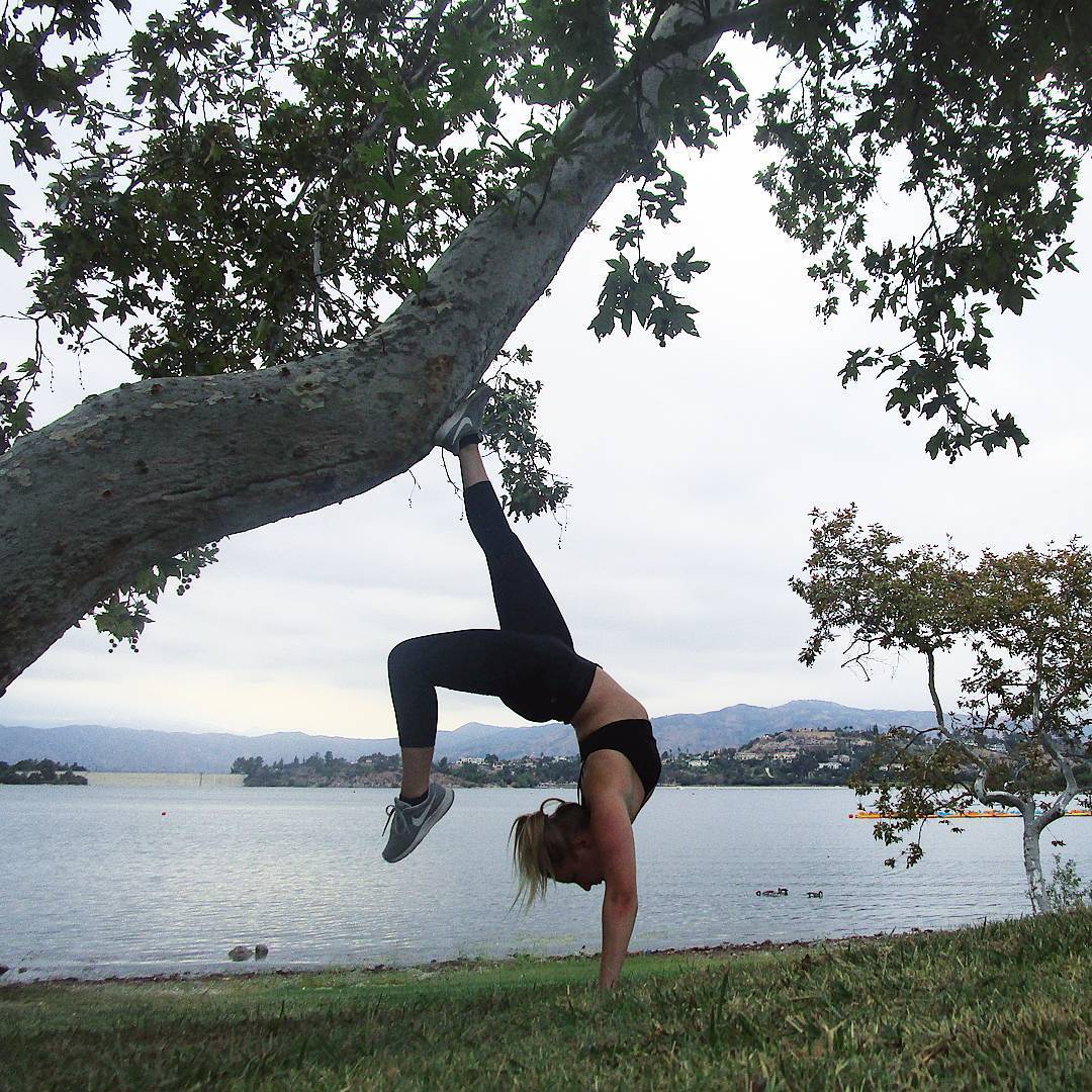 缓解后背僵硬紧张的瑜伽动作,如何缓解身体紧绷瑜伽