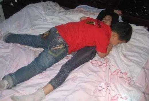 13岁男孩喜当爹11年后的现状,13岁喜当爹的男孩现状