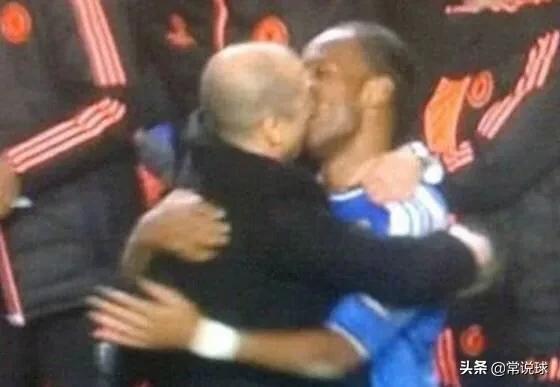 足球球员之间的吻,足球现场亲吻