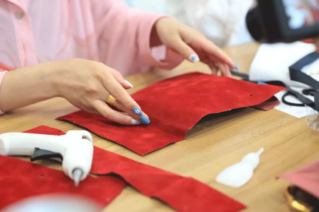 废旧纸袋如何做收纳包包,大牌纸袋斜挎包包改造教程