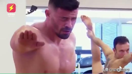 肌肉男训练日常做瑜伽,肌肉男健身房练瑜伽动作