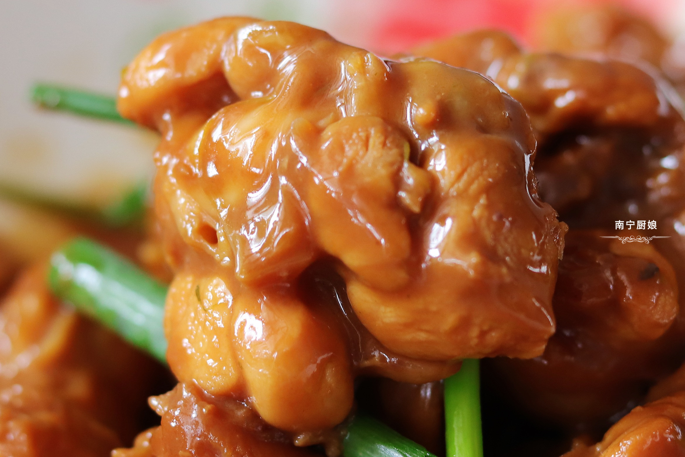 把鸡腿放进锅里煮一下,在电饭锅里焖鸡腿