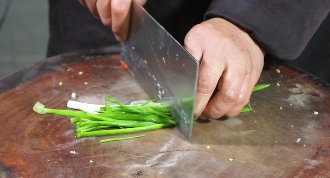 把整只猪脚往锅里一扔，做法和诀窍都告诉你，出锅馋得流口水