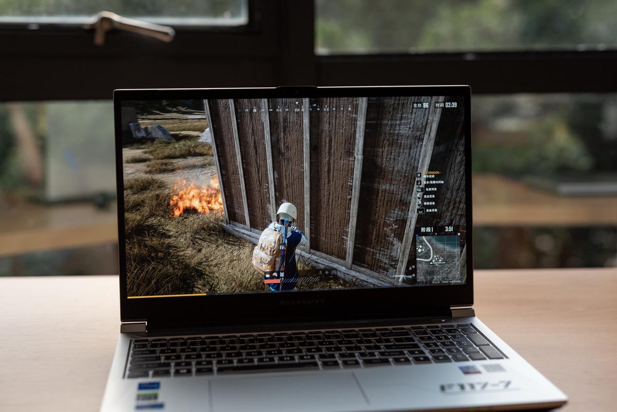 一台重量仅为1.85kg的游戏本机械师F117毒药