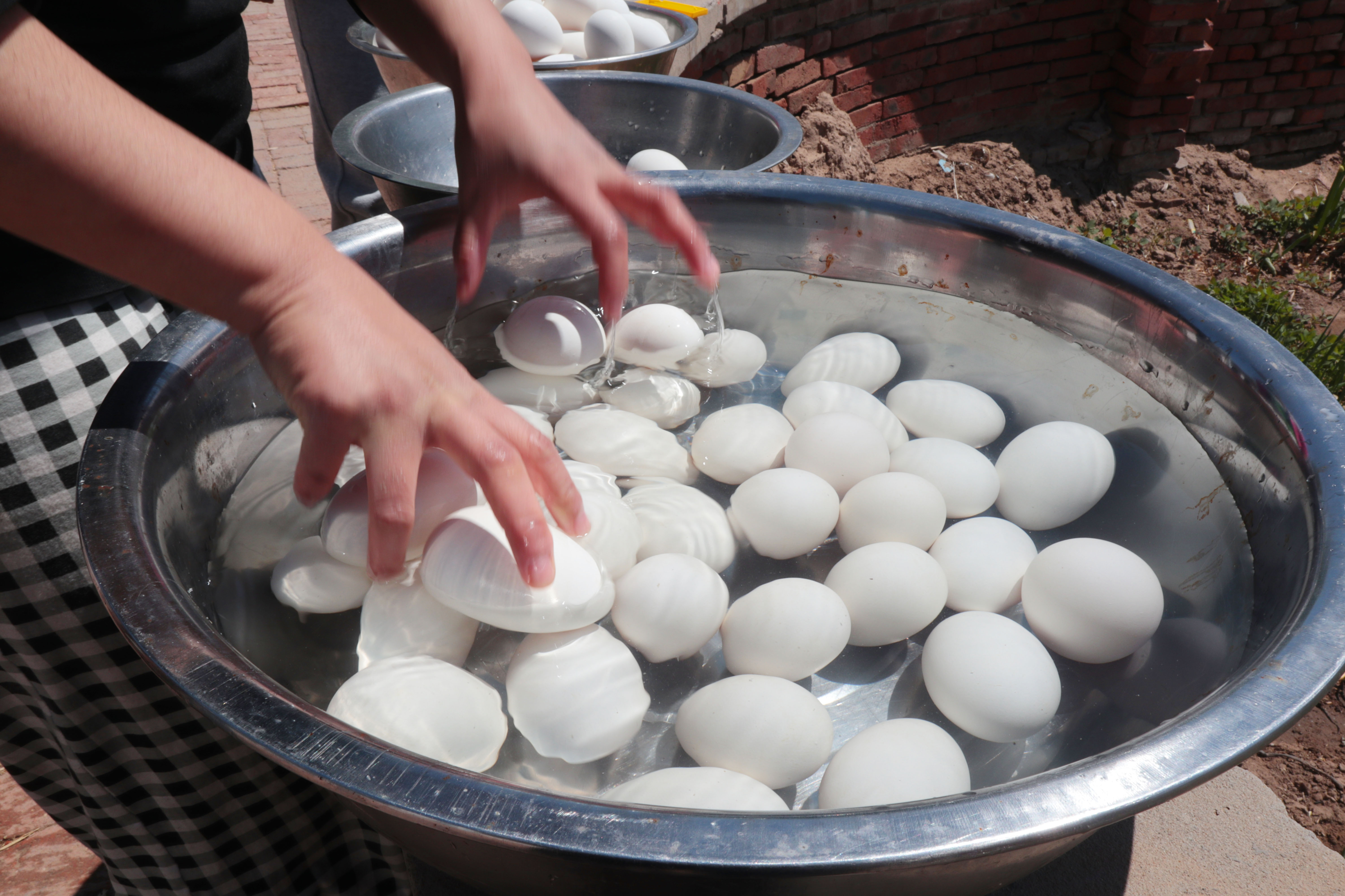 八十岁老人腌鸭蛋配方,80岁姥姥和外甥腌鸡蛋