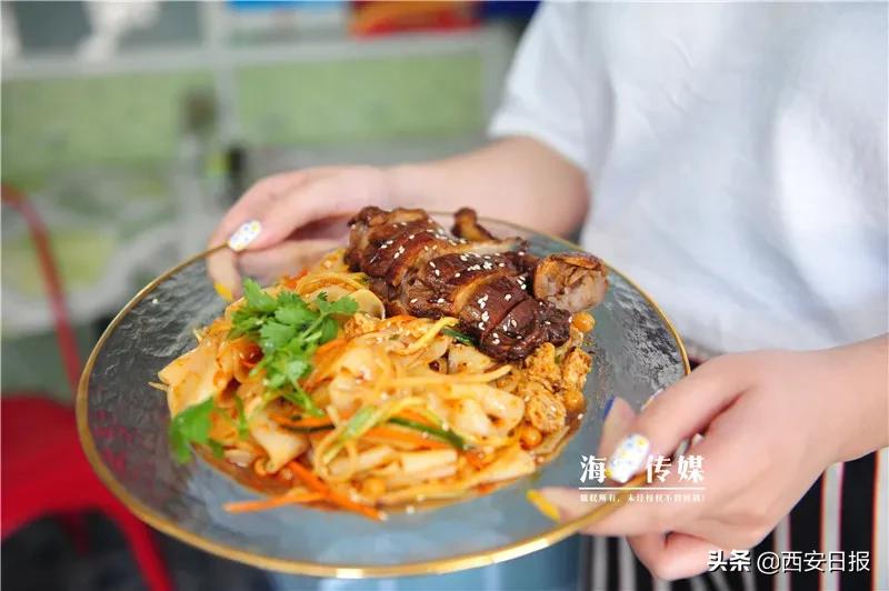 90后女孩摆摊卖凉皮,90后女人摆摊卖凉皮