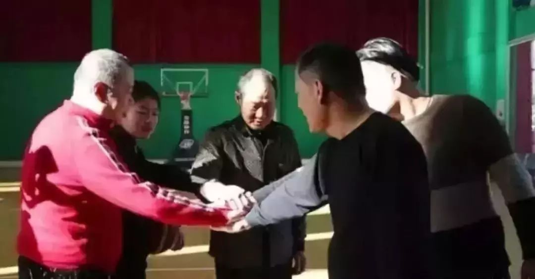 惊动央视,姚明都来致敬。他“一个人”组成篮球队后,打败了死神