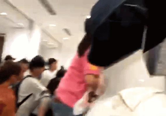 长沙国金中心出现抢衣大战！优衣库遭疯抢！店员被吓哭