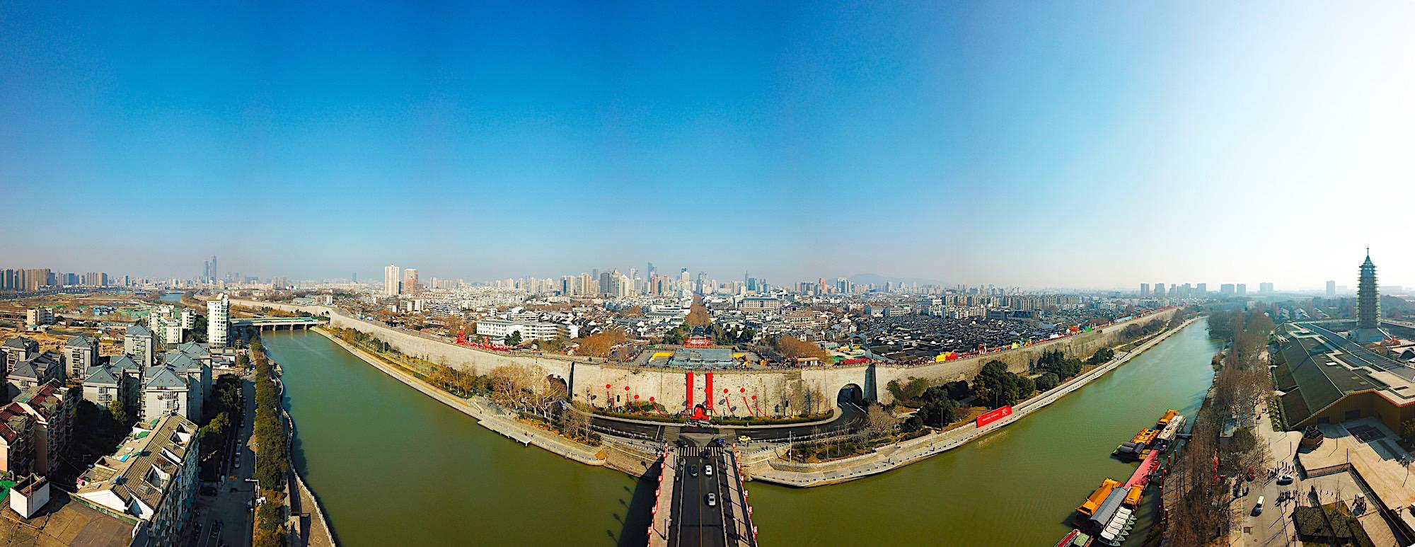 山西运城楹联创作骨干集体为南京城门投联