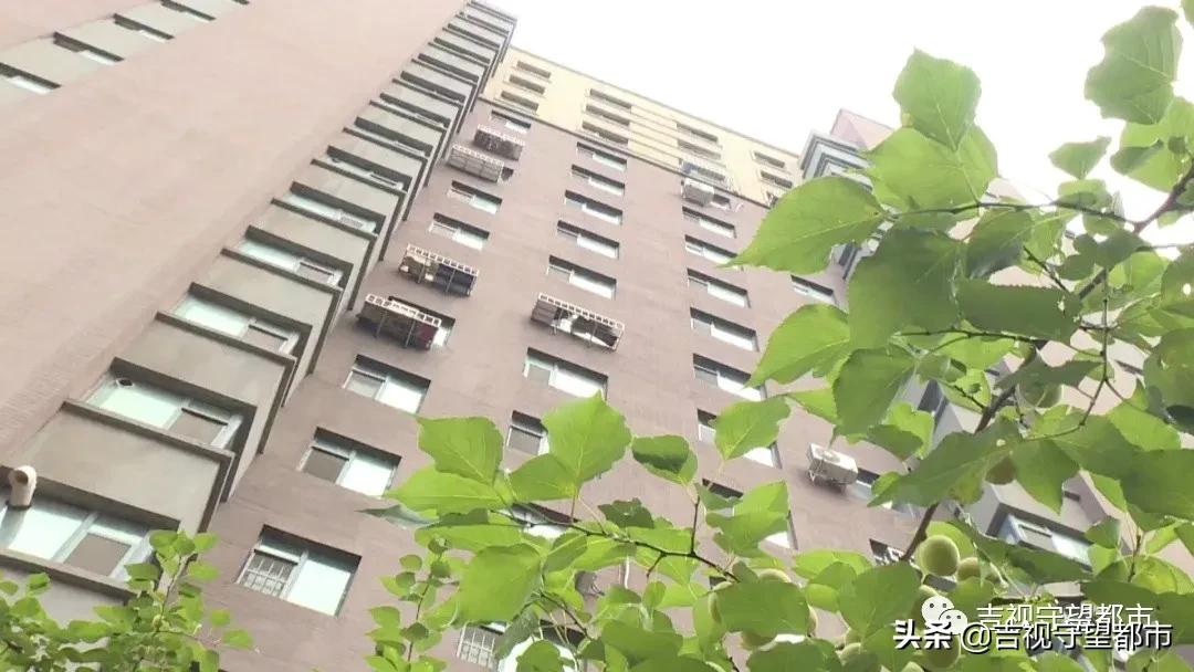 楼上总是往地上扔东西怎么处理,楼上什么都往下扔一楼居民很崩溃