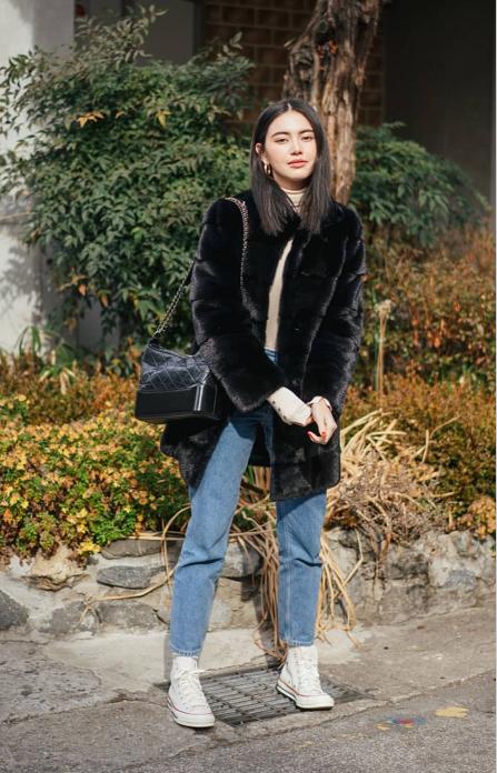 连续入围全球最美面孔的泰国影后，将毛皮大衣配匡威鞋，格外时髦