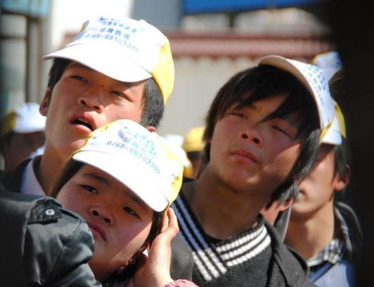 朝鲜游客来中国游玩，不用导游，嫌弃高铁太慢，打“飞的”来北京