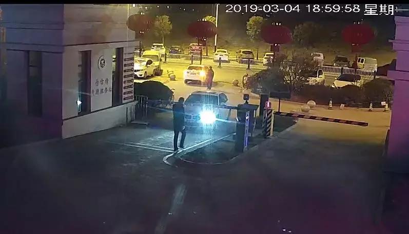 高速时代华府大门被一辆宝马车堵死！车主被拘留！