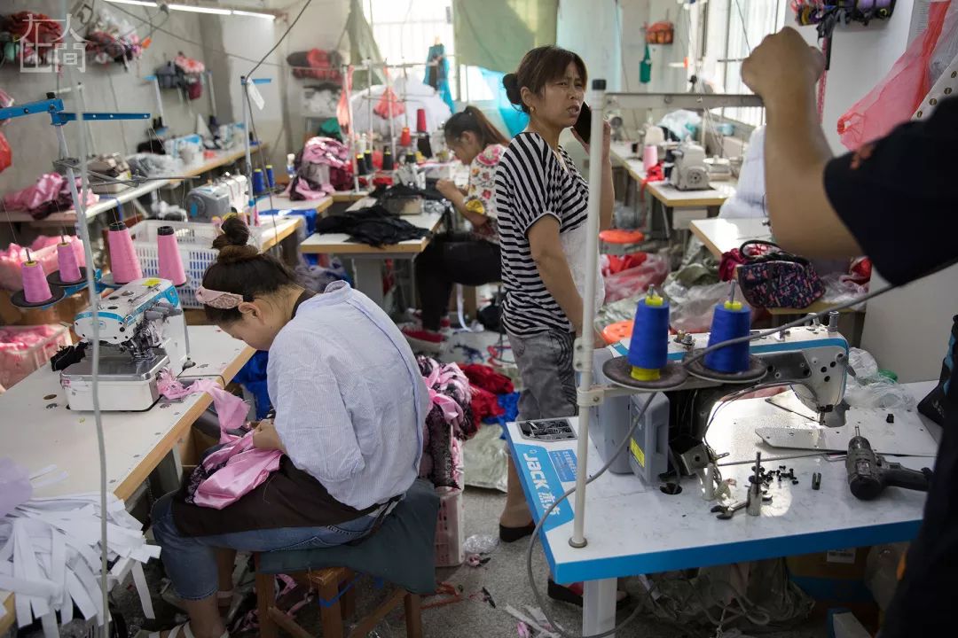 在人间丨情趣内衣小镇的乡村女工，每天往返于工厂与田地之间