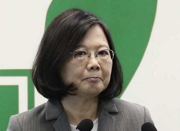 *私走**9800条香烟会造成什么后果？蔡英文“出访”返台随行特勤挖的“坑”，台湾当局又想蒙混过关