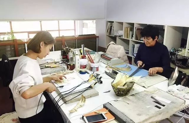 90后美女白领“逃离”大城市回乡创业，用秸秆作画年收入过百万