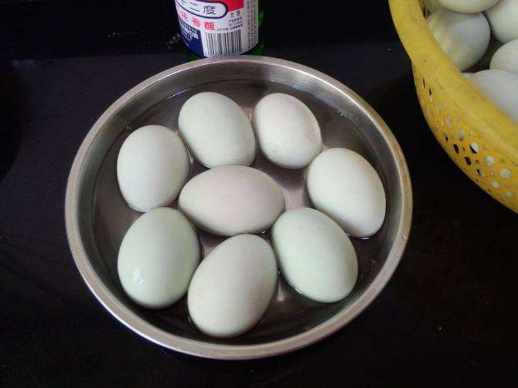 腌咸鸭蛋起沙流油的方法,如何腌制咸鸭蛋既出油又起沙不咸