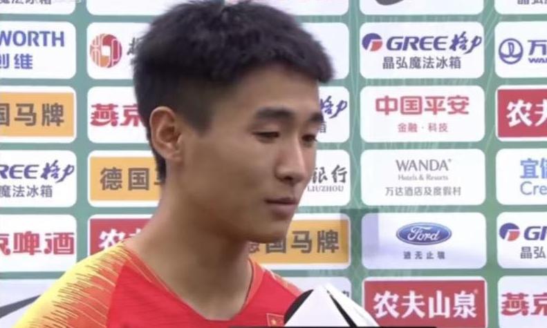董路直播间怒斥：中国男足公关0分韦世豪态度当球迷是傻子