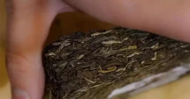 普洱茶砖太硬，用什么姿势开？