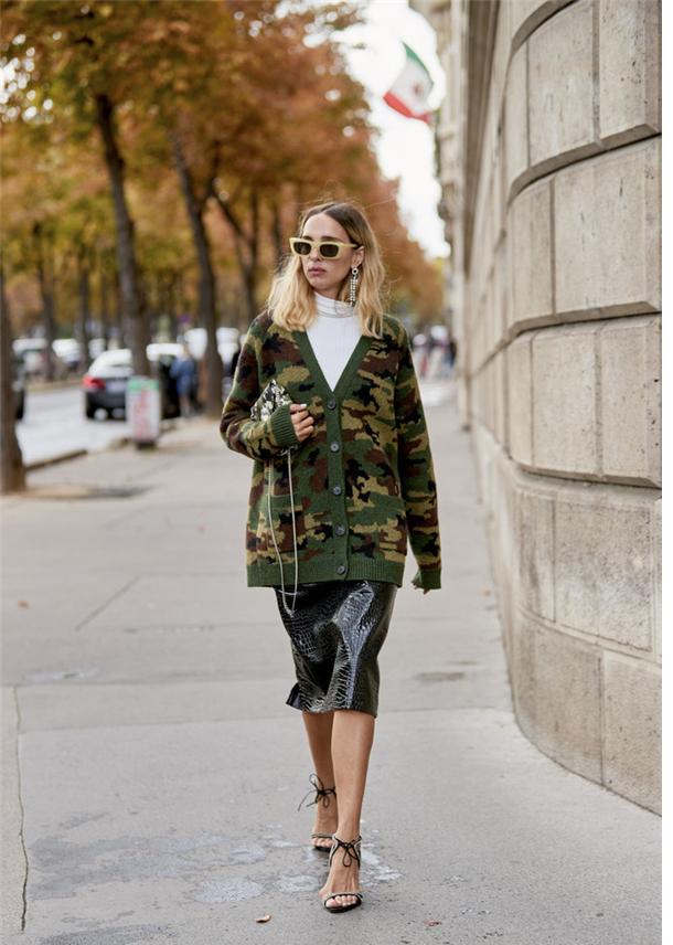 V领毛衣浪漫柔美，get这3种搭配造型，轻松穿出“天鹅颈”