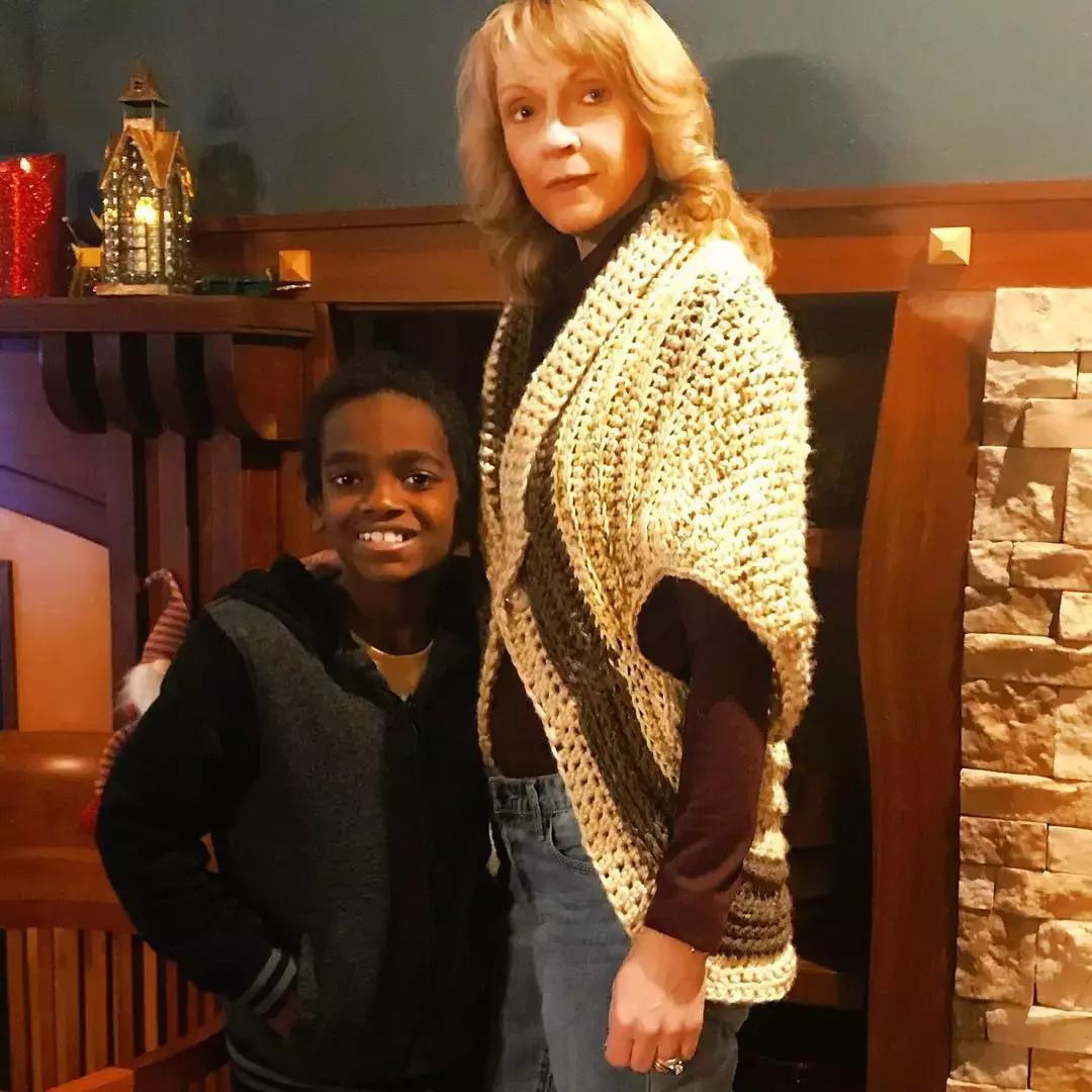 他是非洲弃婴，5岁用钩针，逆袭成美国“全民偶像”，狂吸19万粉