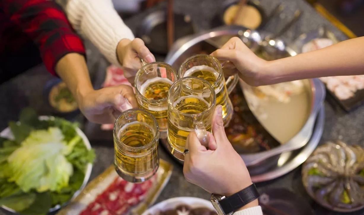 严重喝醉酒教你一招立马解酒,酒混着喝