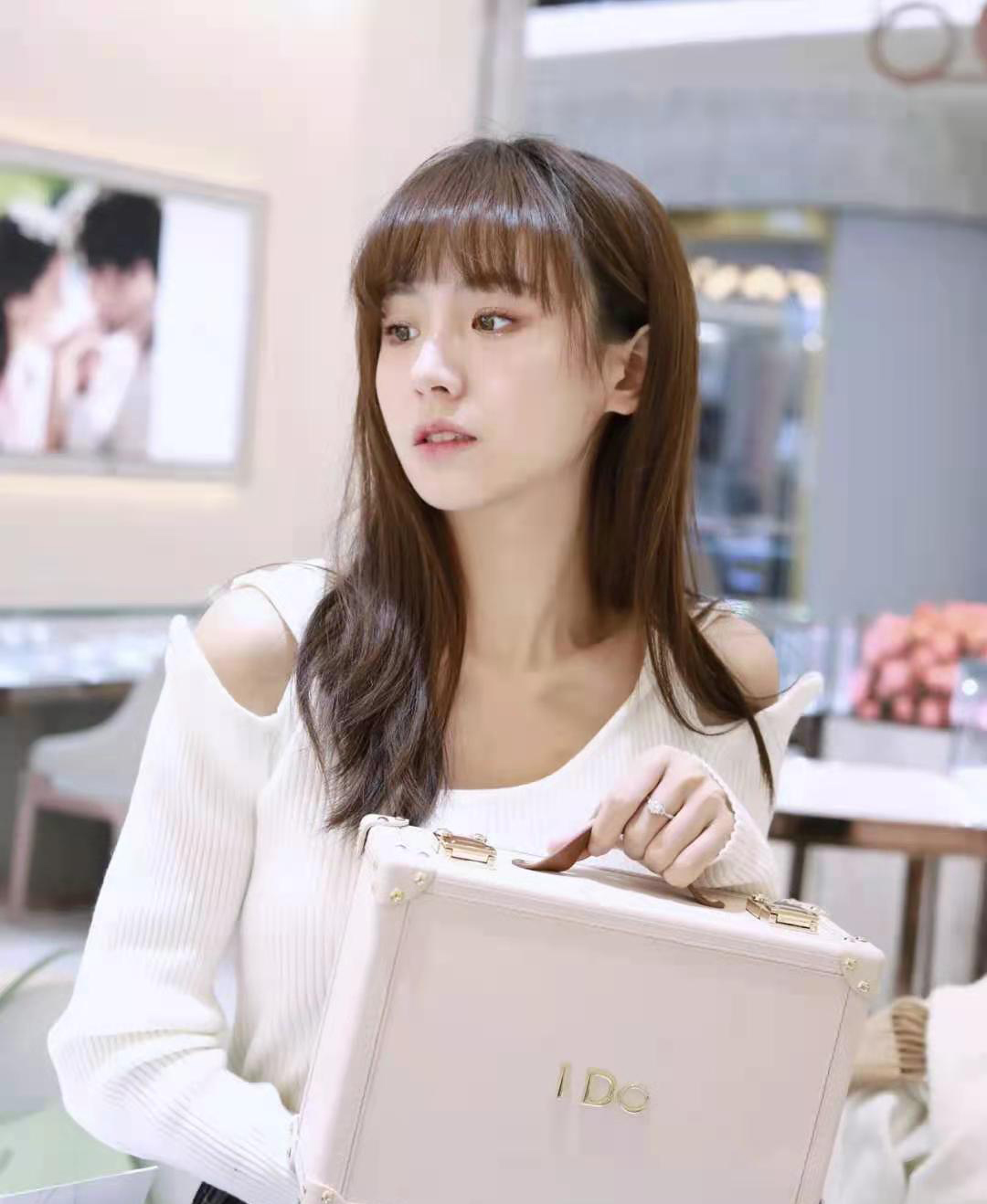 结婚戒指一般买金还是铂金的,买结婚戒指是选择黄金还是铂金呢